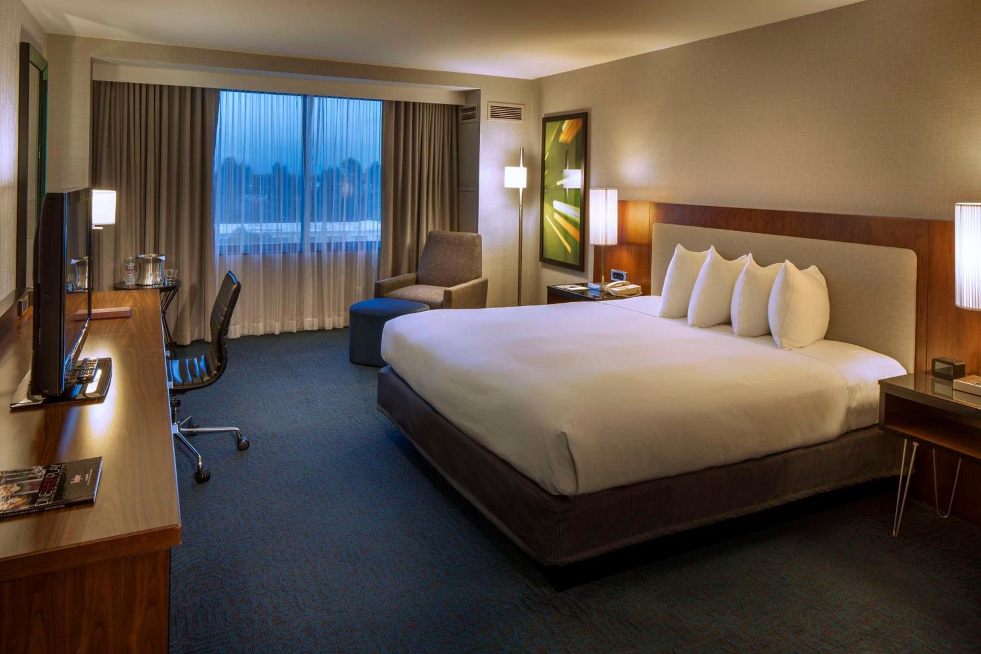 Doubletree By Hilton Newark-Fremont Hotell Exteriör bild