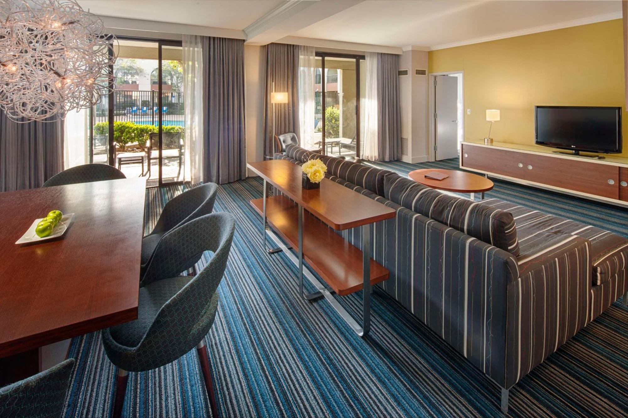 Doubletree By Hilton Newark-Fremont Hotell Exteriör bild