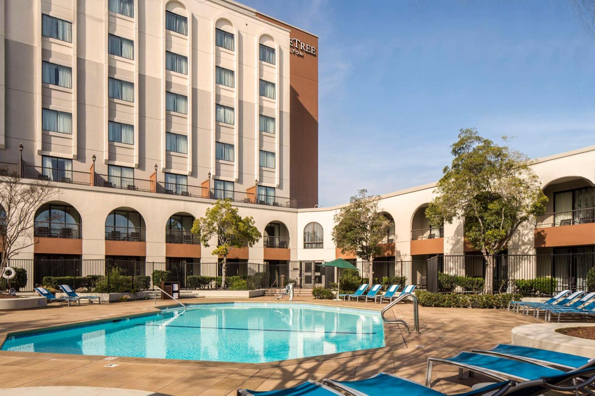 Doubletree By Hilton Newark-Fremont Hotell Exteriör bild