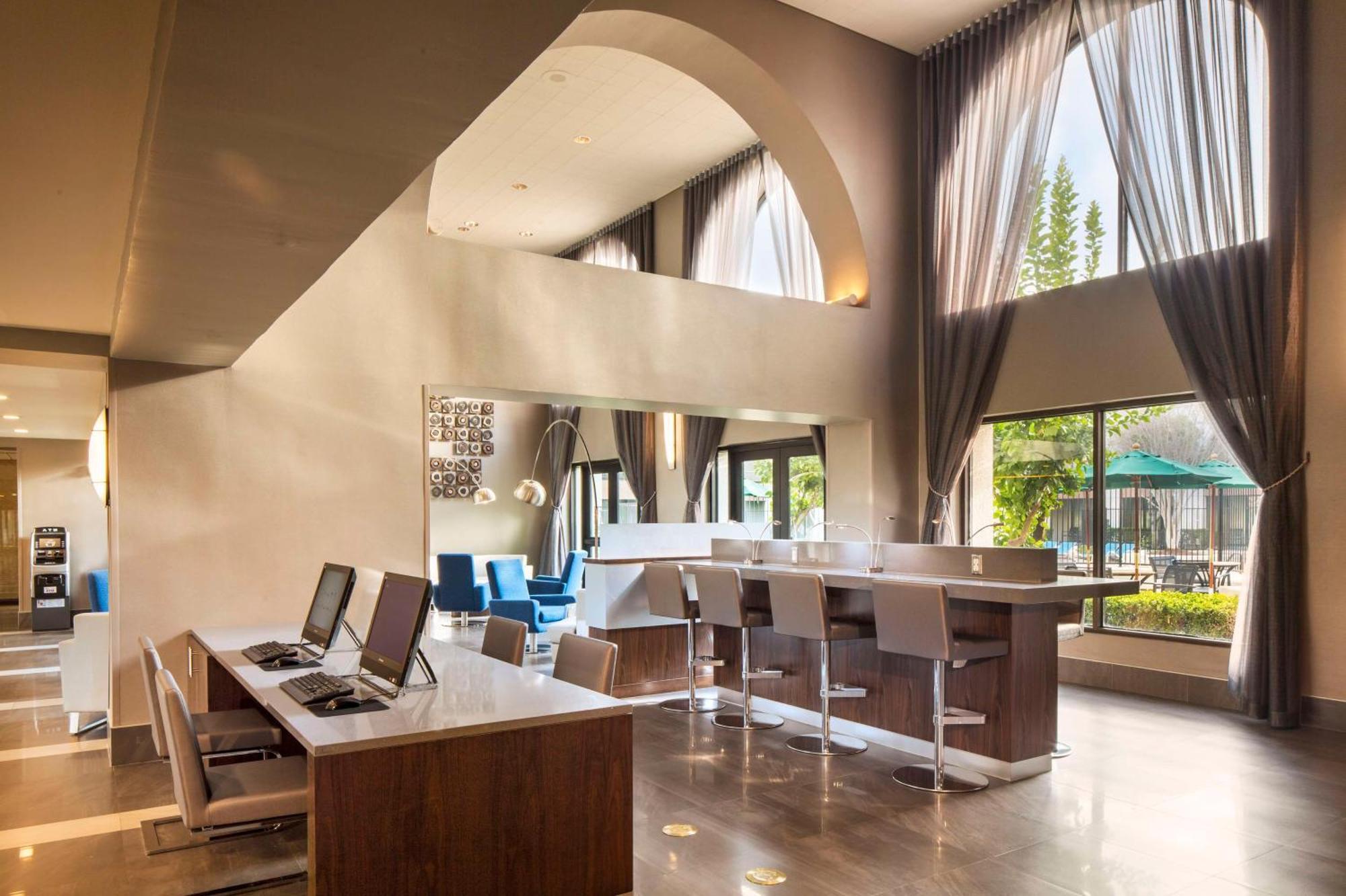Doubletree By Hilton Newark-Fremont Hotell Exteriör bild